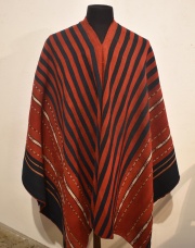 Gran poncho Alto peruano, realizado en dos paos, lana de
