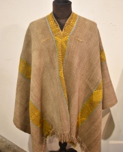 Poncho Araucano, realizado en un solo pao, con lana criolla en color beige, con tres calles de labor color
