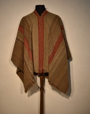 PONCHO ARAUCANO, realizado en un solo pao con lana de oveja criolla en distintas tonalidades de gris.