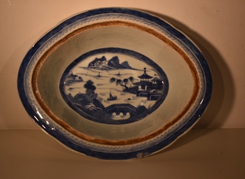 Pequea sopera con tapa Cia de Indias, blanco y azul, realizada en porcelana china levemente celadon de fo
