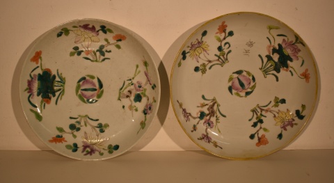Par de platos hondos Cia de Indias, realizados en porcelana china con decoracin policroma de flores y frutos. Uno se en