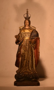 Virgen, talla de madera con averas