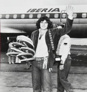 Vilas, Guillermo, fotografa que presenta a Vilas, saludando junto al avion de IBERIA, saludandos con sus raquetas