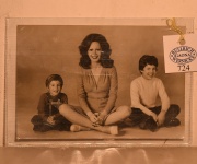HEINRICH ANNEMARIE, fotografa artstica de Pinky con sus hijos, dcada del 60. Mide: 17.5 x 12 cm.