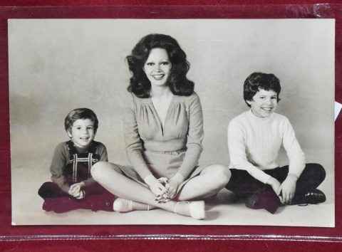 HEINRICH ANNEMARIE, fotografa artstica de Pinky con sus hijos, dcada del 60. Mide: 17.5 x 12 cm.