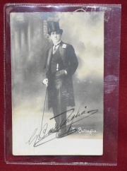 BATTAGLIA, Guillermo, fotografa del tipo postal firmada por el actor y director argentino a principios del siglo XX.