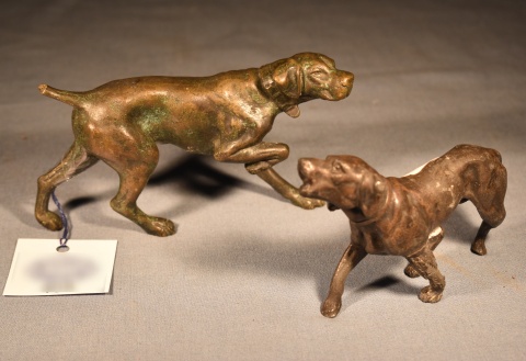 Dos perros de bronce. Averas-