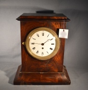 Reloj de chimenea estilo ingls con pndulo, caja con deterioros.
