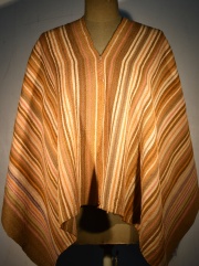 Poncho Altoperuano. Potos Fin del XIX. Realizado en dos paos, lana de camlido totalmente listado.