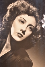 HEINRICH ANNEMARIE, Fotografa de la actriz LILIAN WHITE, circa 1950, mide: 11.5 x 17.5 cm