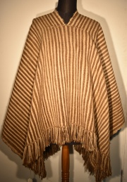 Poncho Araucano. Fin del XIX. Realizado en un solo pao con lana de oveja criolla. Totalmente listado. Yancales