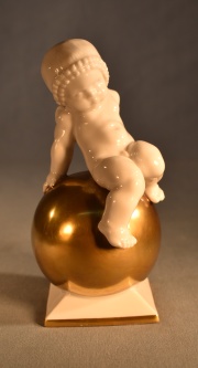 Angel sobre esfera, porcelana dorada. Alemana