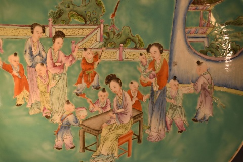 Gran plato chino en porcelana, escena familiar.