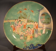 Gran plato chino en porcelana, escena familiar.