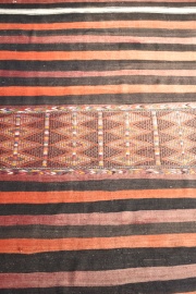 Alfombra de lana decoracin con bandas horizontales negras, bord y beige al centro diseos de rombos. 463 x 172 cm.