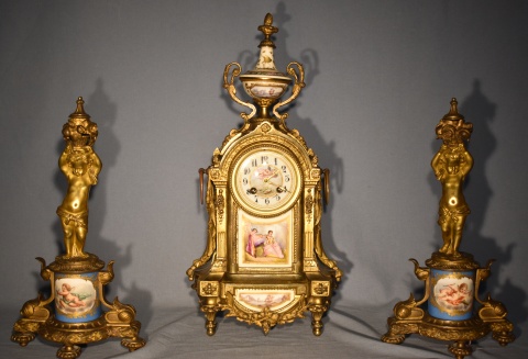 Garniture estilo L. XVI, porcelana de Sevres y bronce dorado, sin pndulo. Reloj con dos llaves y dos figuras de nios.