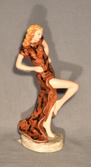 Porcelana Art dec Goldscheider. Figura femenina.