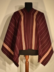 Poncho Altoperuano. Guindo Fin del XIX. Realizado en dos paos con lana de alpaca, teido con cochinilla. Con listas cla