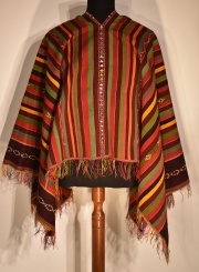 Poncho Alto Peruano, de calcha, realizado en paos con lana de alpaca. Fino telar. Totalmente listado; guardas atadas in