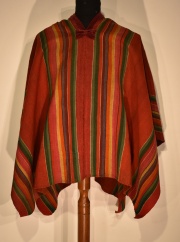 Poncho Altoperuano. Realizado en dos paos con lana de alpaca sobre base cochinilla, listas de particulares colores. Cue