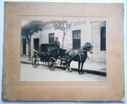 BUENOS AIRES, CARRUAJE DE PRINCIPIOS DEL SIGLO XX, fotografa de gran tamao en su portante original, mide 17 x 12 cm.
