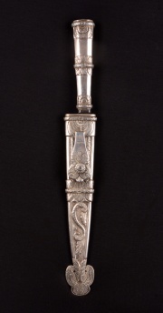 Cuchillo del platero Fernndez. Realizado en plata. Vaina totalmente cincelada con gruesos soajes realizados a mano, si
