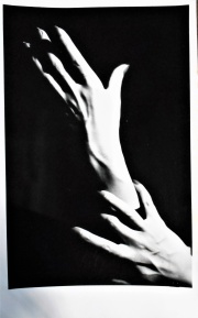 HEINRICH ANNEMARIE, Fotografa Artstica LAS MANOS de BERTA SINGERMAN circa 1967, MIDE 11.5 X 17.5 cm.