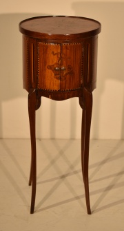 Petit meuble, estilo Luis XV, tapa circular con marqueteri, dos puertas. Falta marqueteri.