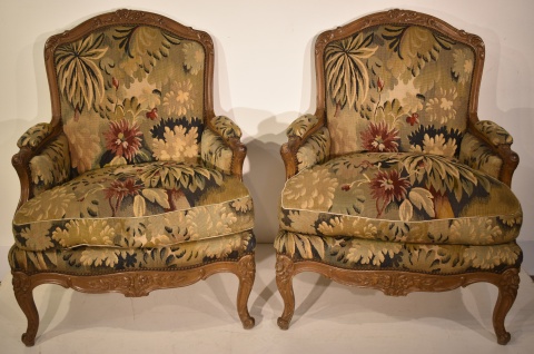 Par de sillones Franceses estilo Regence de haya, tapizados en tapicera con dec. floral. Cachet metlico de Larochette.