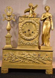 Reloj de mesa de bronce estilo Imperio, con pndulo, faltantes.