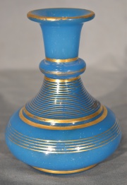 Vaso de opalina azul y dorada.