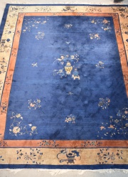 Alfombra china de lana, campo azul con decoracin de flores