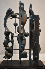 Naum Knop . Abstracto 7, escultura madera tallada y metal Ao 1987