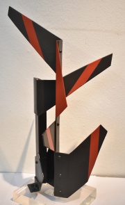Escultura moderna hierro negro y colorado, con base acrlico. -1134-