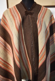 Poncho Alto Peruano de laboreo. Siglo XIX. Realizado con lana de alpaca y teido con tinturas naturales. Diez calles de