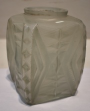 Vaso de vidrio traaslcido. Decoracin gemetrica, firmado A. Hunebelle -1189