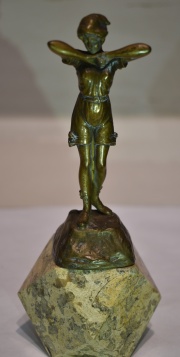 Figura de Nia en bronce, base de mrmol. -1141-