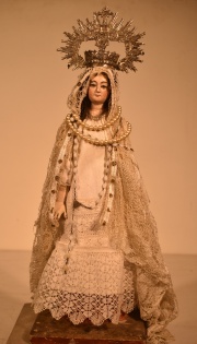 Virgen coronada, papier mach, vestido blanco y collares.