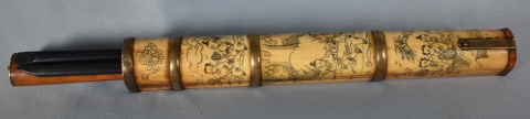 Estuche antiguo de hueso: cuchillo y 2 palillos de ebano. S. XIX Decoracin de personajes. Largo: 33,7 cm.