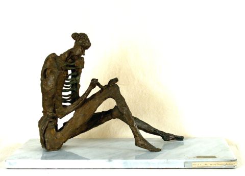 PUJIA, Antonio. Bailarina descalzandose, escultura de bronce.
