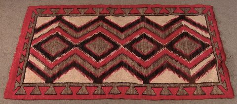 Alfombra Navajo beige con rombos rojo y negro