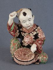 Niño sentado con tambor, porcelana Imari. Japon mediados x. XIX