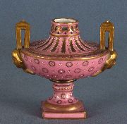 Anfora de porcelana Sevres rosa, con asas, sin tapa