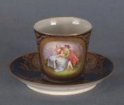 Taza y plato de Sevres, decoración de personajes