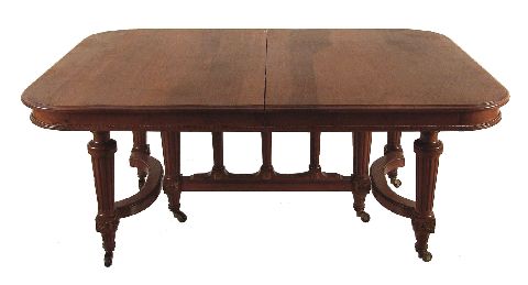 Juego de comedor estilo Luis XVI,  mesa y doce sillas. Con tres tablas.