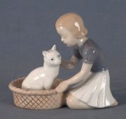 Niña con gato, porcelana dinamarquesa