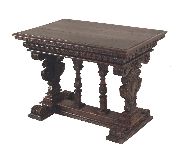 Mesa de sala estilo Renaciemiento, frente c/ un cajón, patas unidas por 2 columnas.