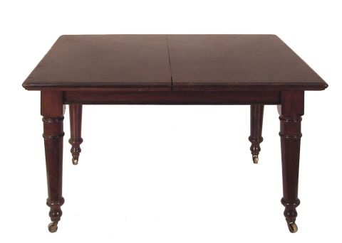 Mesa de comedor Victoriana de caoba c/ 1 tabla más 2 tablas distintas. Tapa mide 176 x 105 cm Alto 74 cm