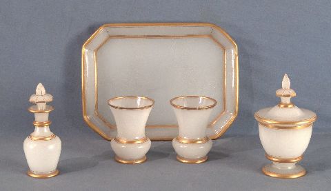 Juego de opalinas con virola dorada para toilette, con fisura y cascada en copa. Total: 5 piezas