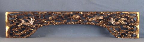 Dintel Chino, de madera calada, tallada y dorada. (Faltantes). Frente: 82 cm. Siglo XIX